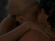 Una escena sexual de la famosa serie de televisión y la actriz Supergirl.