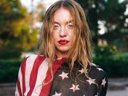 A busty beauty from a TV series takes naked photos to earn money.