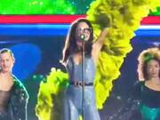 Zivert выступает на VK Fest с полным camel toe