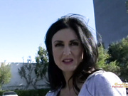 Мамочка турист хочет попробовать калифорнийский черный фаллос.