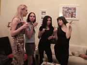 Жаркий поцелуй и игры с кисками