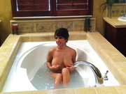 Латинские лесбиянки лижут киски в ванной