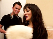 Парень трахает сексуальную зрелку в постели