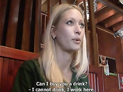 Великолепная блондинка барменша говорила о сексе на работе