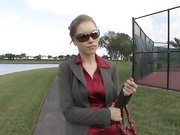 Мужик раскрутил на спортплощадке девушку к сексу