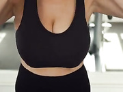 Стройная С накоплением выебанная после тренировки